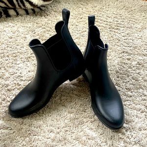 Black fashion rain boots in great condition!